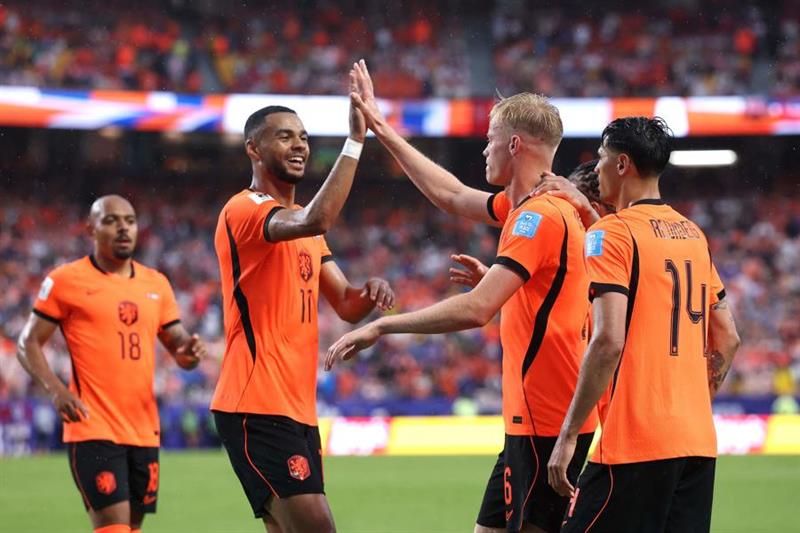 Dutch march into World Cup knockouts as group winners