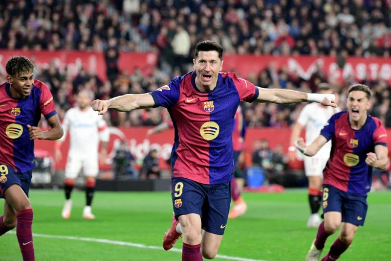10-man Barcelona rout Sevilla to stay in title race