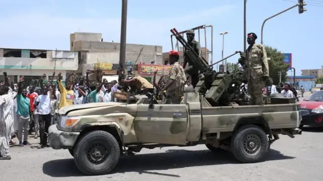 Military clashes escalate between Sudanese army, paramilitary forces in W. Sudan