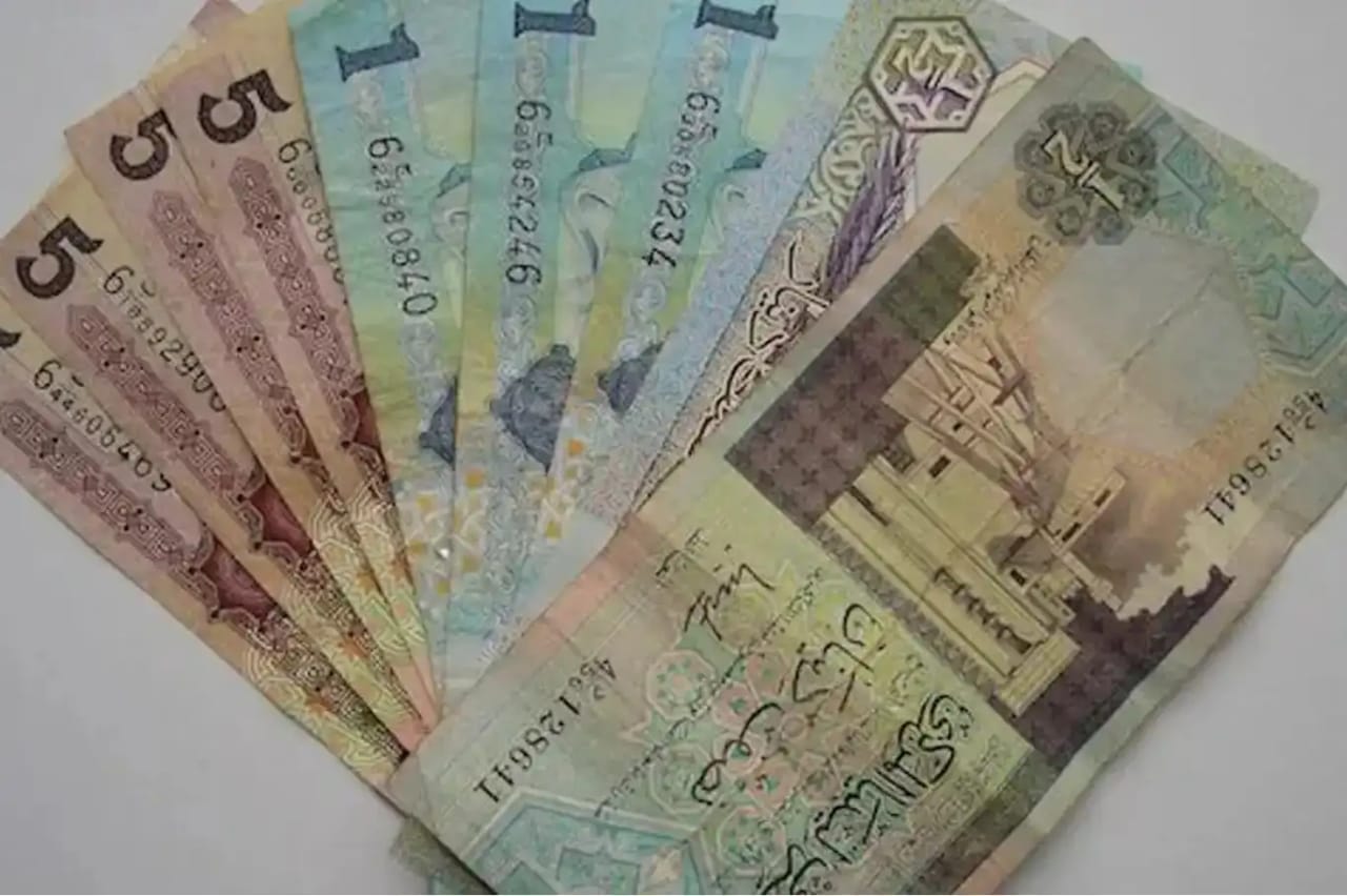 Libya devalues dinar by nearly 15 pct as oil revenues slide