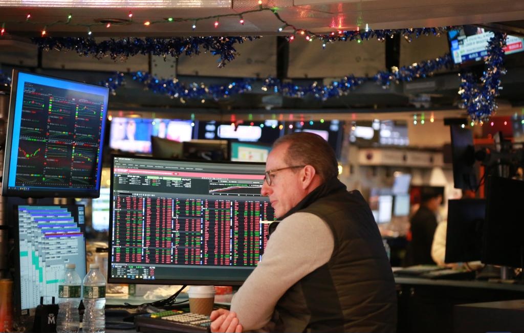 U.S. stocks close lower