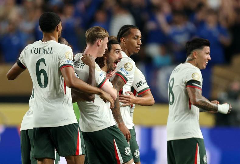 Vasco overcomes Fluminense to climb standings