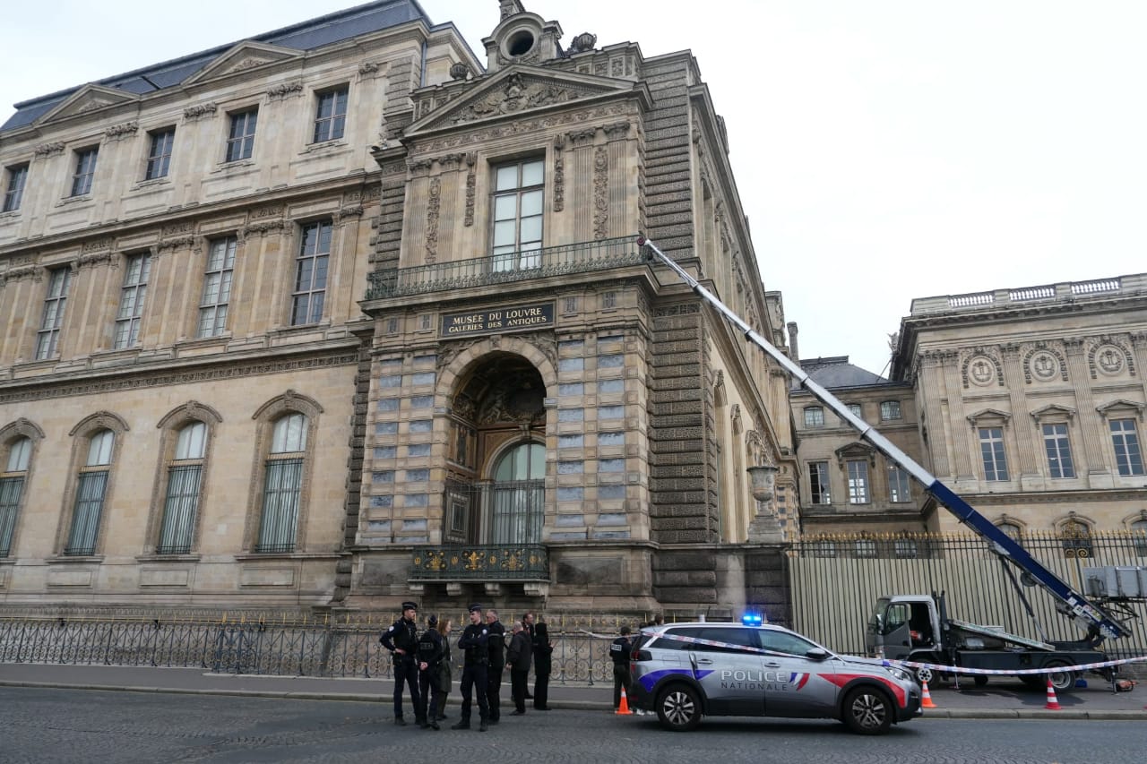 Jewelry stolen from Louvre Museum in Paris