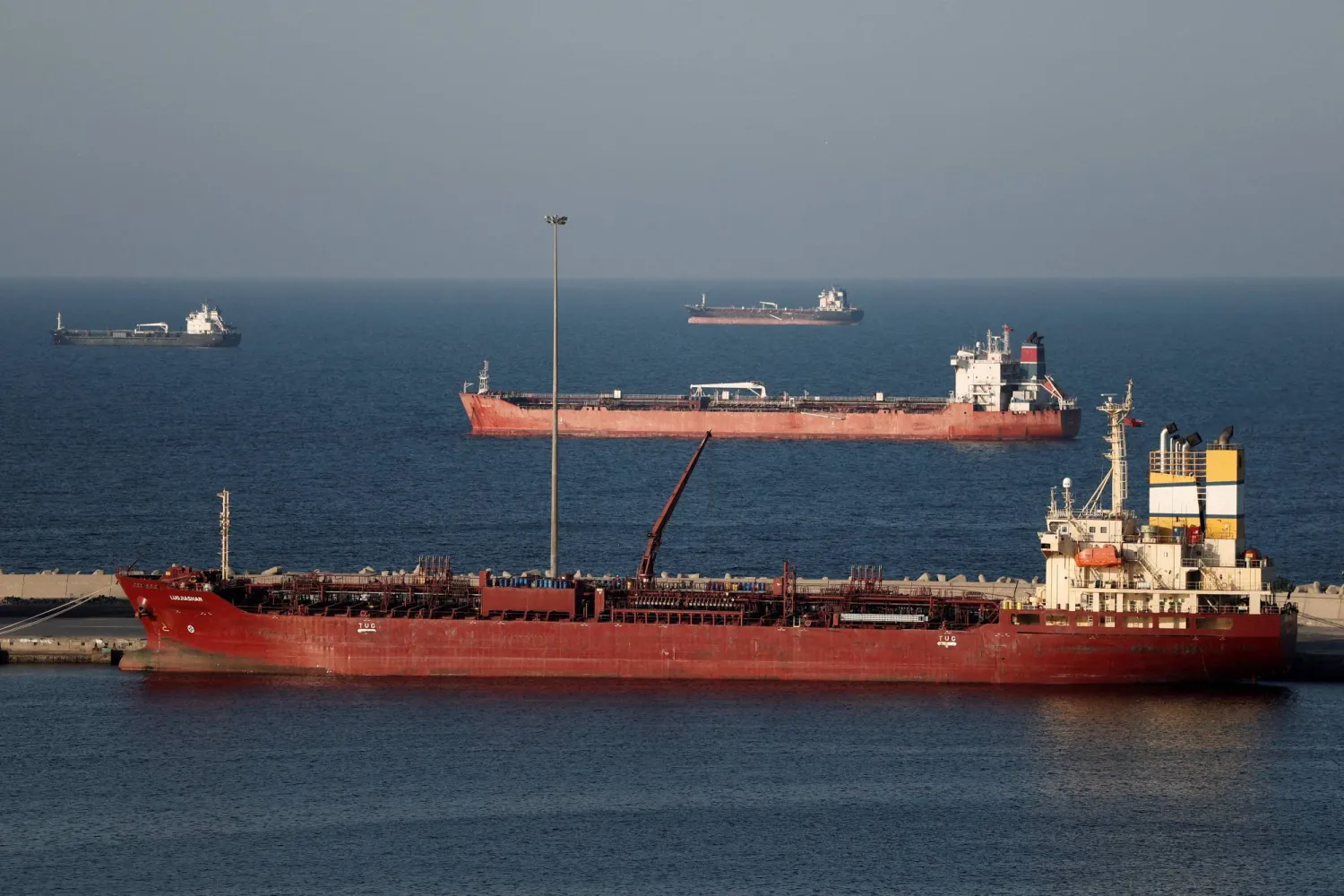 Oil Tankers ‘Starting to Dribble Through’ Strait of Hormuz, Says White House