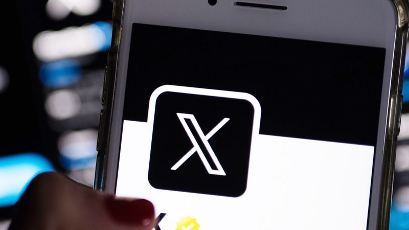 X platform running again after thousands of users report outages
