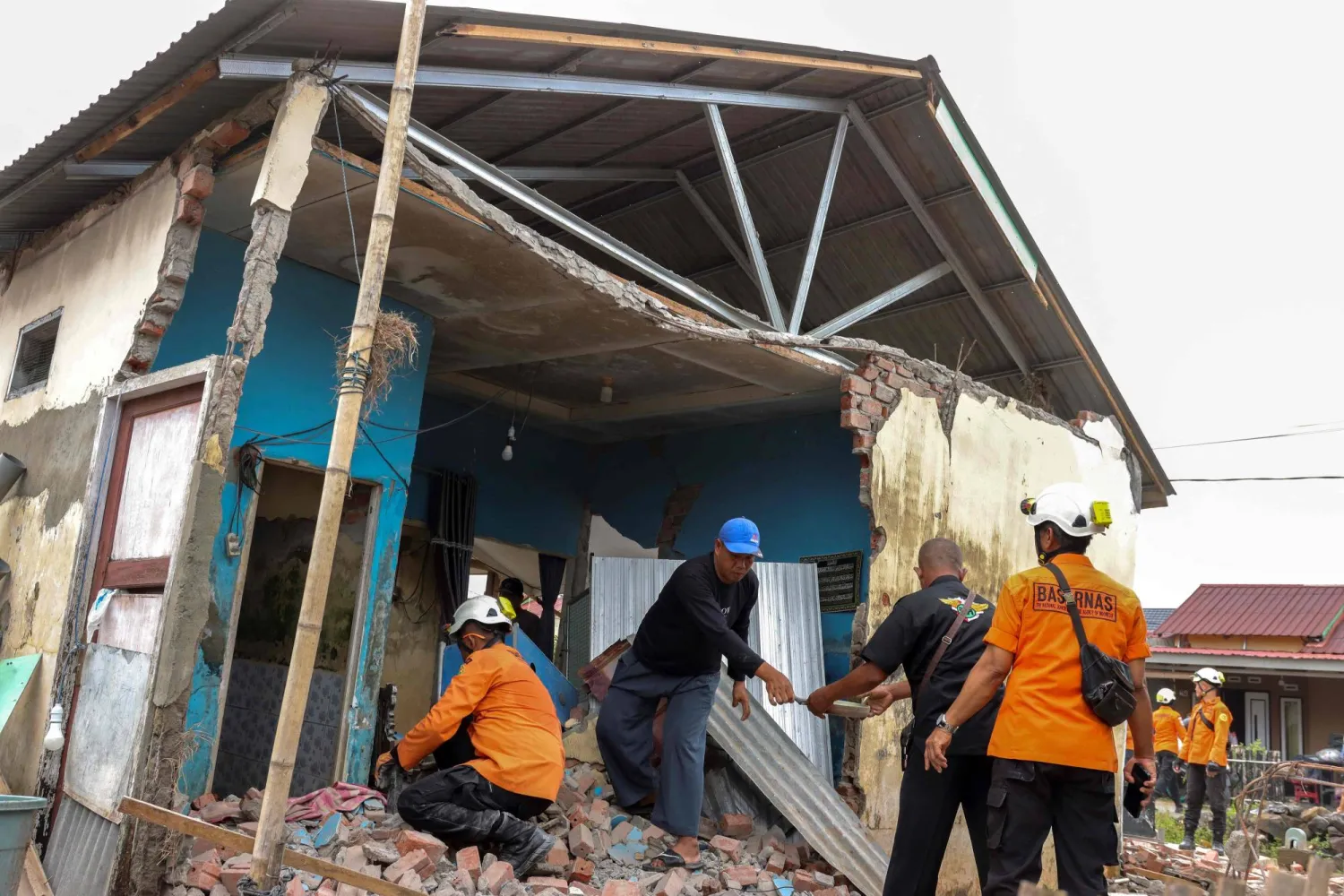 Indonesia Quake Off Sumatra Damages More Than 100 Houses