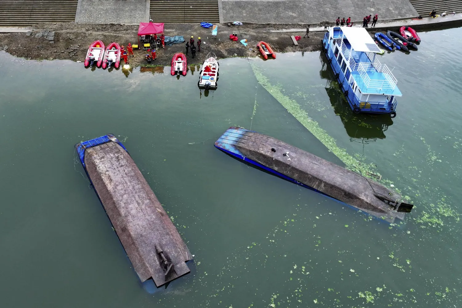 Tourist Boats Capsize in Sudden Storm in China, 9 Dead and 1 Missing