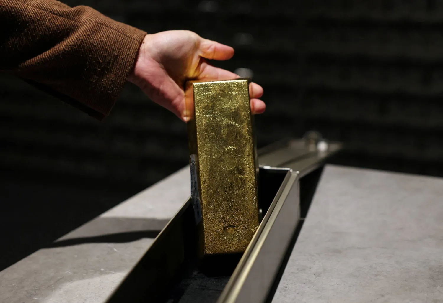 Gold Bolts Past Key $3,200 Mark on Dollar Slide, Safe-haven Flows