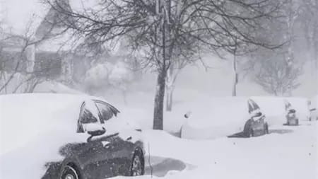 Historic winter storm blankets U.S. Midwest, East