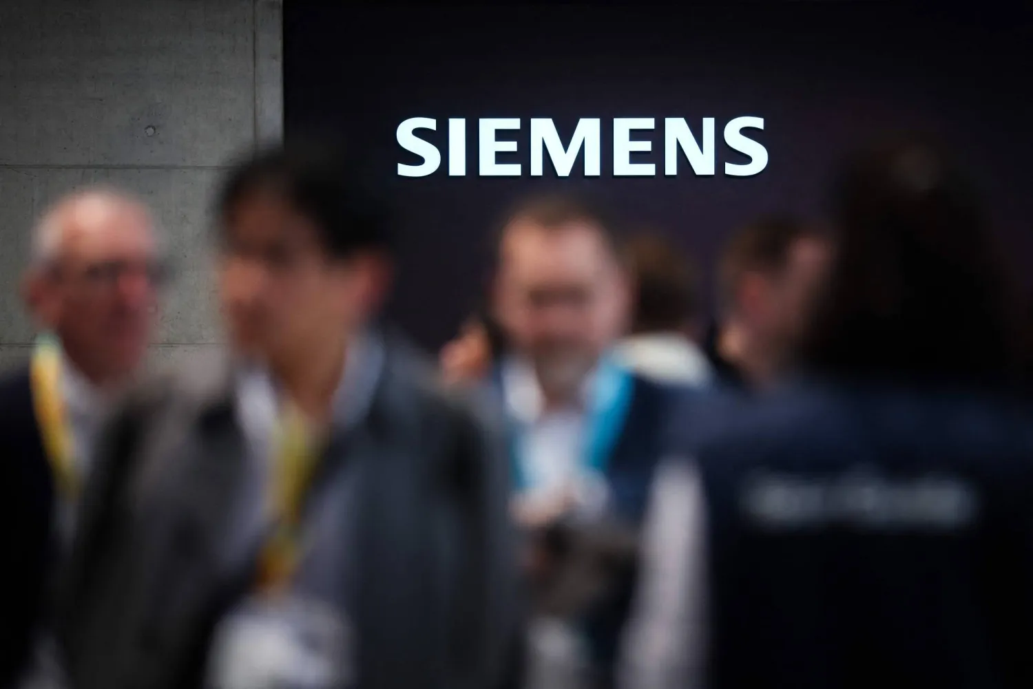 Siemens Raises Outlook as AI Orders Flow in