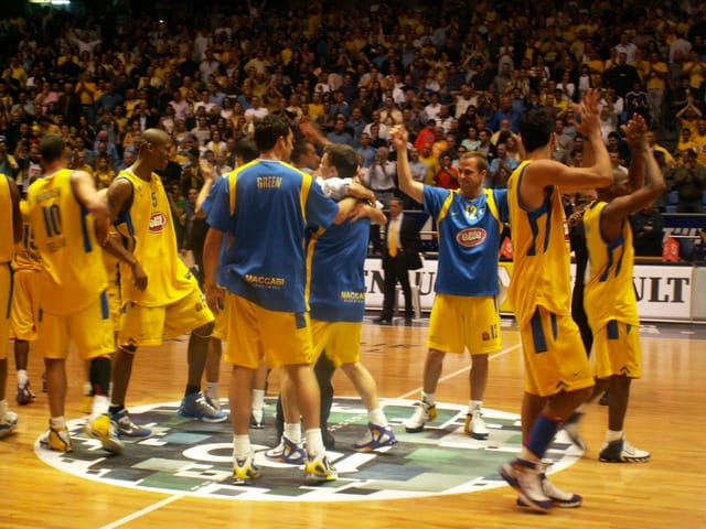 Maccabi Tel Aviv beats Valencia in EuroLeague basketball