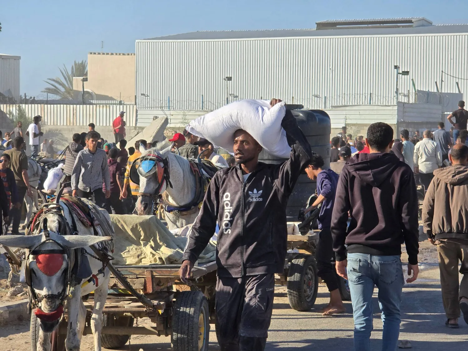 Thousands Storm Aid Warehouse in Gaza as Hunger Crisis Deepens