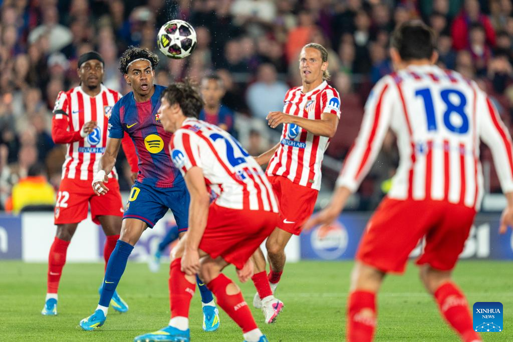 Atletico beats 10-man Barcelona in Champions League quarterfinal first leg