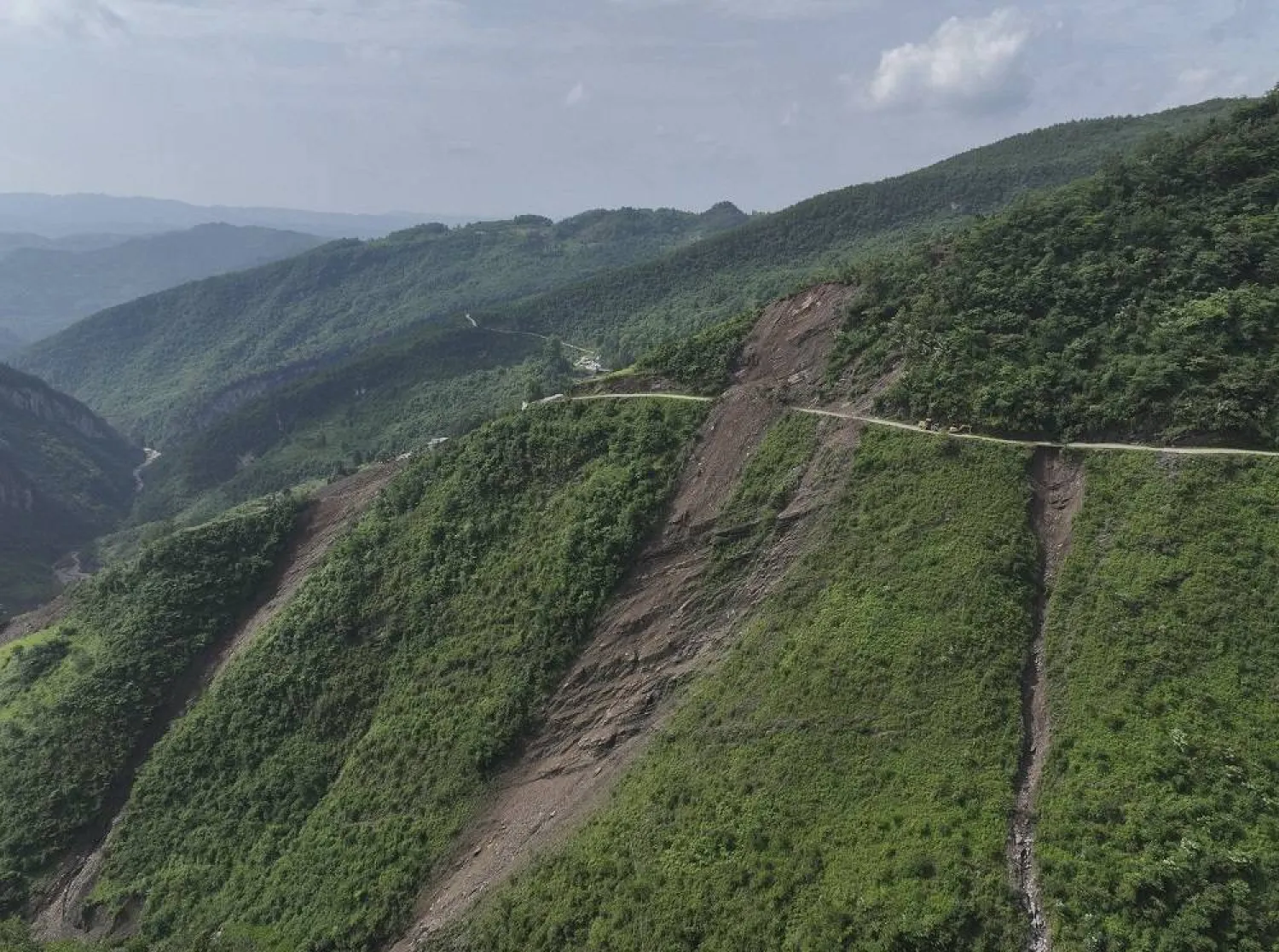 4 Dead and 17 Trapped in Landslides in Southwestern China 