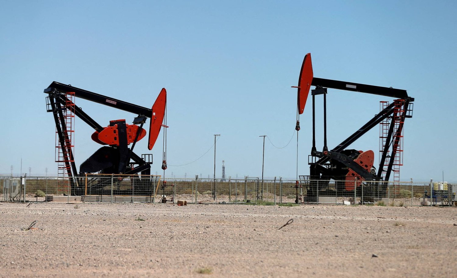 Oil Prices Firm as Geopolitical Tensions Raise Supply Concerns