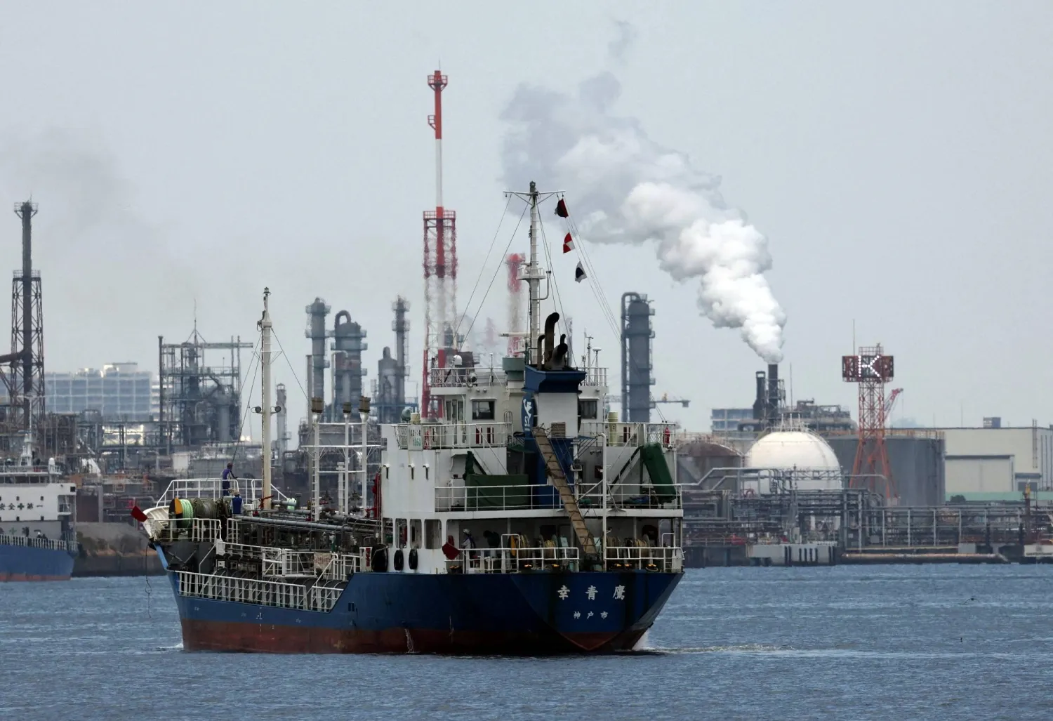Oil Rises as US Strikes on Iran Raise Fears Over Shaky Truce