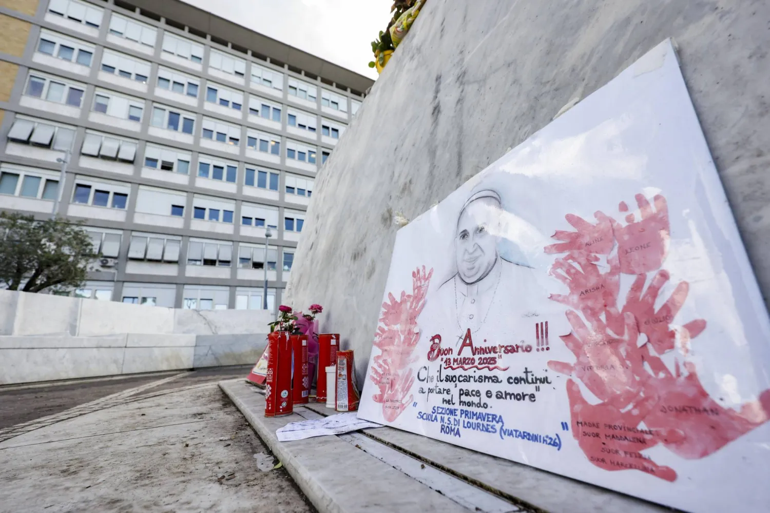 Pope Enters 5th Week of Hospital Treatment for Pneumonia on Positive Trajectory