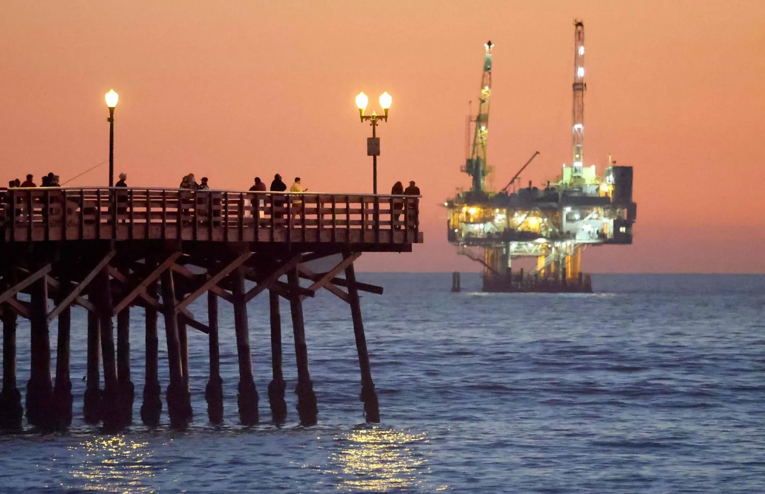 Oil Falls from Highest since October as Dollar Strengthens
