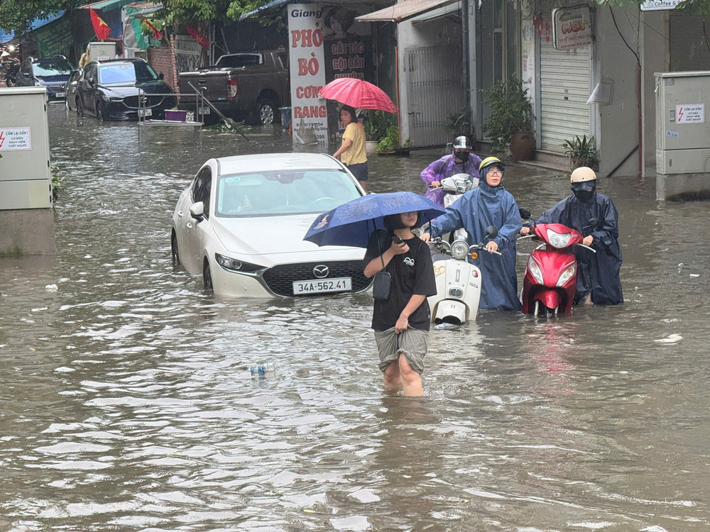 Vietnamese PM orders all-out rescue push as devastating floods hit central region