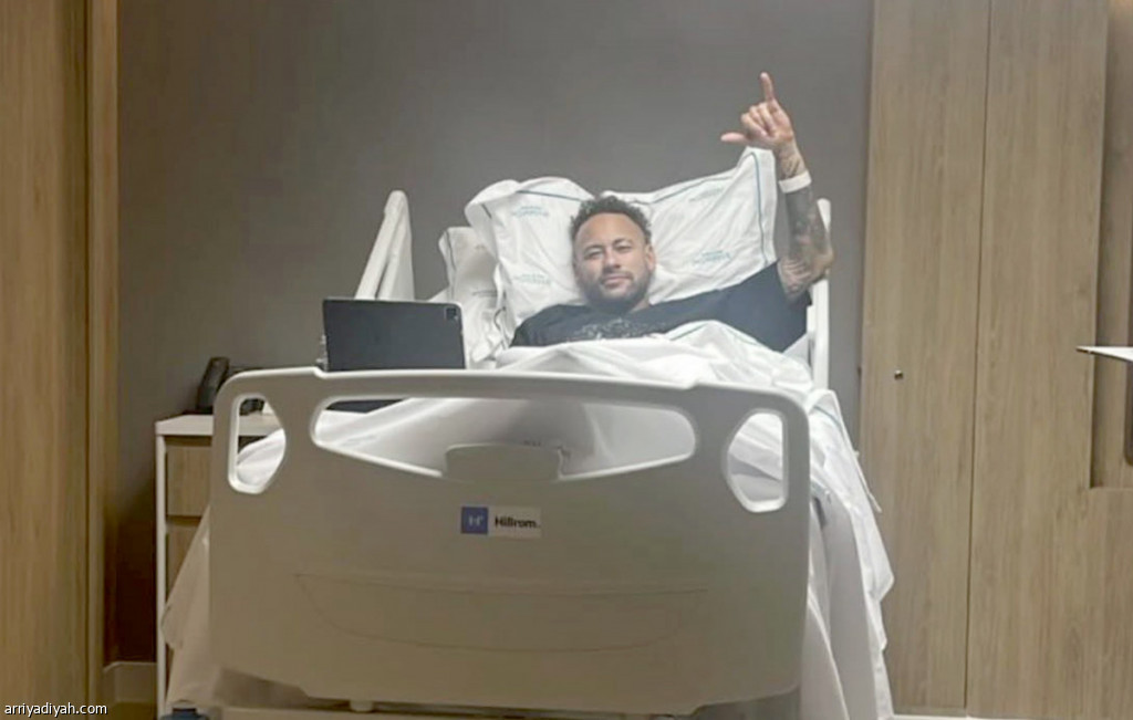 Neymar undergoes knee surgery