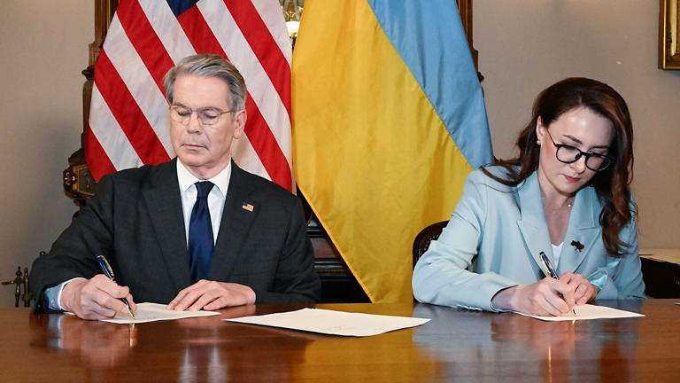 US and Ukraine sign natural resources deal and agree to establish investment fund