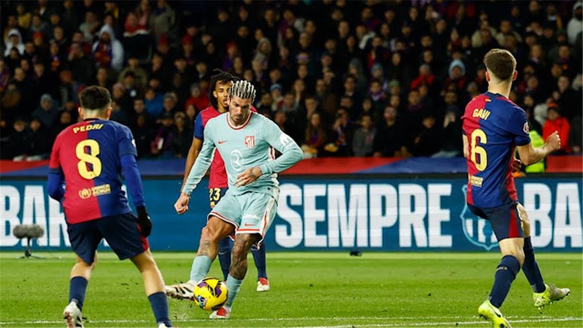 Barcelona goes top in La Liga, Atletico Madrid takes easy home win