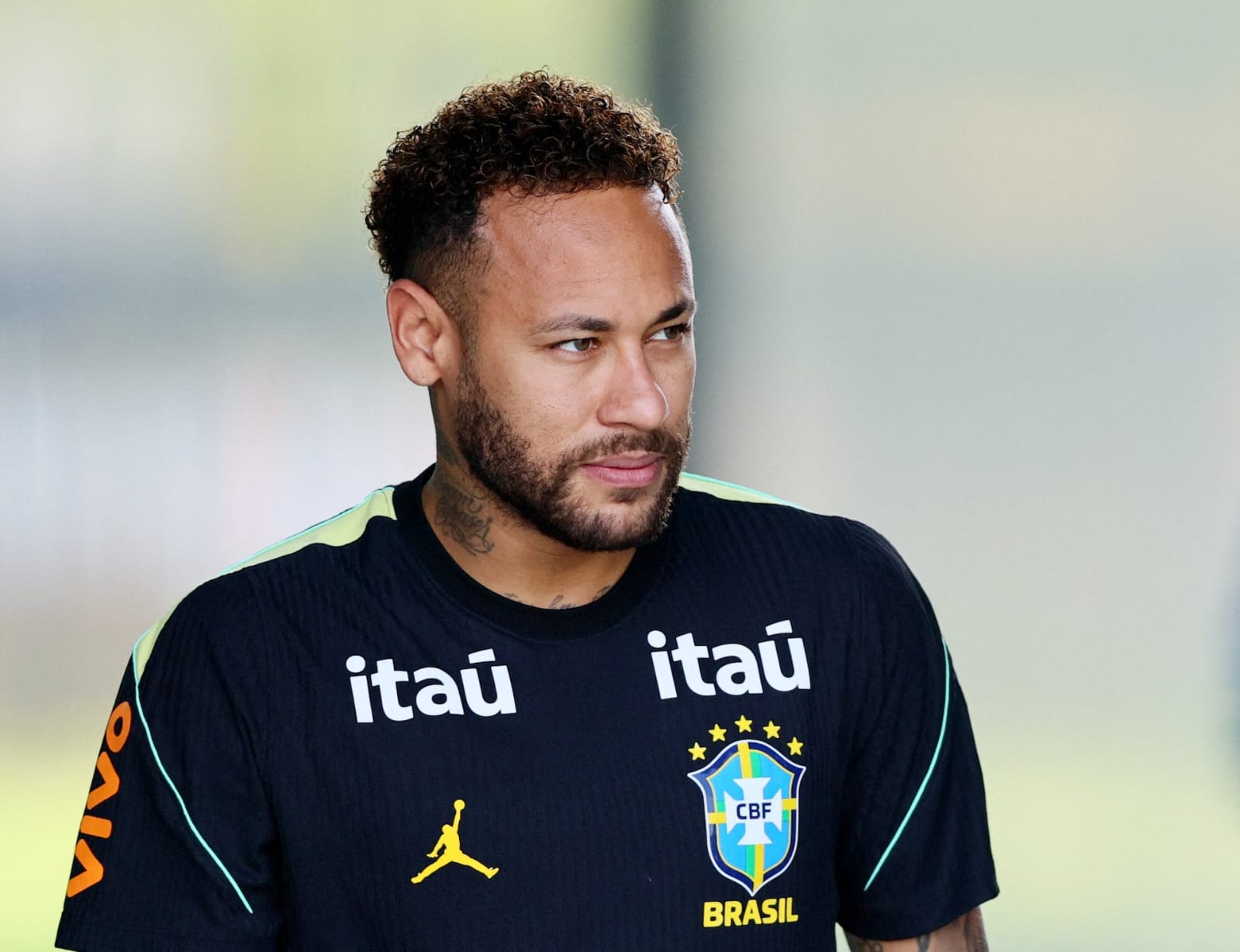 Neymar resumes Brazil training